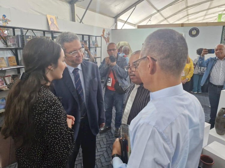 وزير الثقافة الفنزويلي يزور جناح المجلس الأعلى للشئون الإسلامية بمعرض كاراكاس