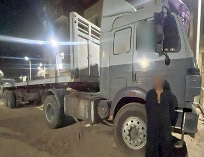 ضبط  قائد سيارة قام بتحميل أسياخ حديدية وبروزها حال سيره بالقاهرة