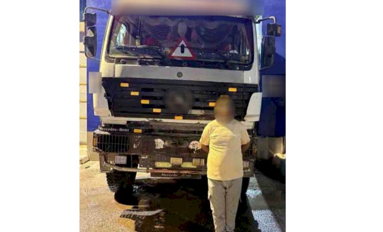 حقيقة فيديو سيارة نقل بدون لوحات معدنية محملة بالرمال أعلى كوبرى بلبيس بالشرقية