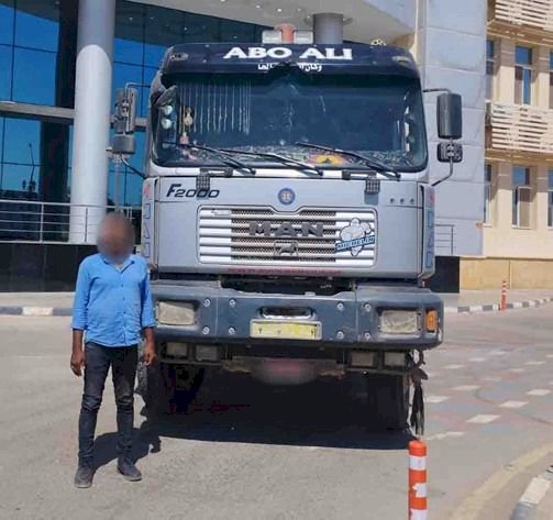 نكشف فيديو قيام قائد سيارة بالسير بسرعة بالطريق الدائرى بالواحات