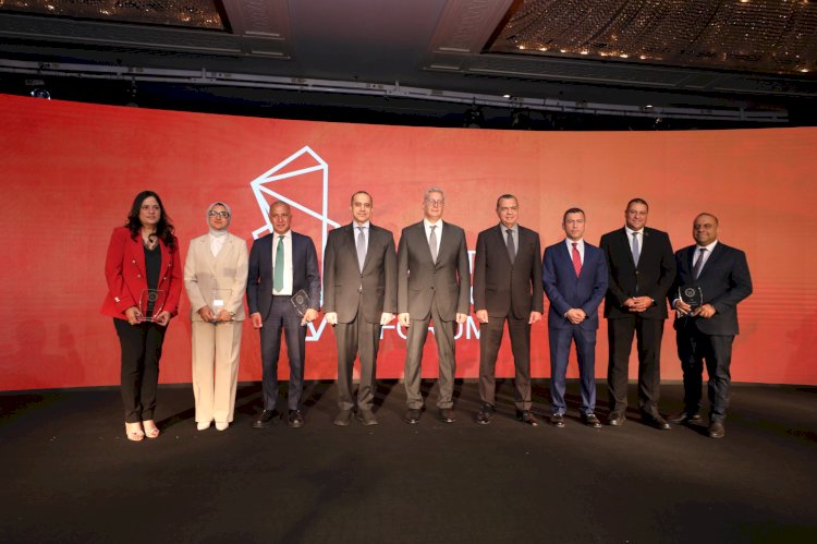 تكريم مجموعة من الوزراء  و كبار المسئولين والشخصيات علي هامش منتدي مصر للتعدين