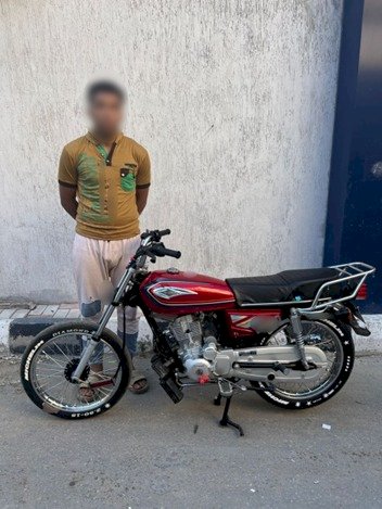 كشف فيديو قيام قائد دراجة نارية بآداء حركات إستعراضية بالإسكندرية