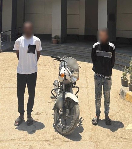 نكشف  فيديو قيام شخصين يستقلان دراجة نارية بتغطية لوحاتها المعدنيةبالقاهرة