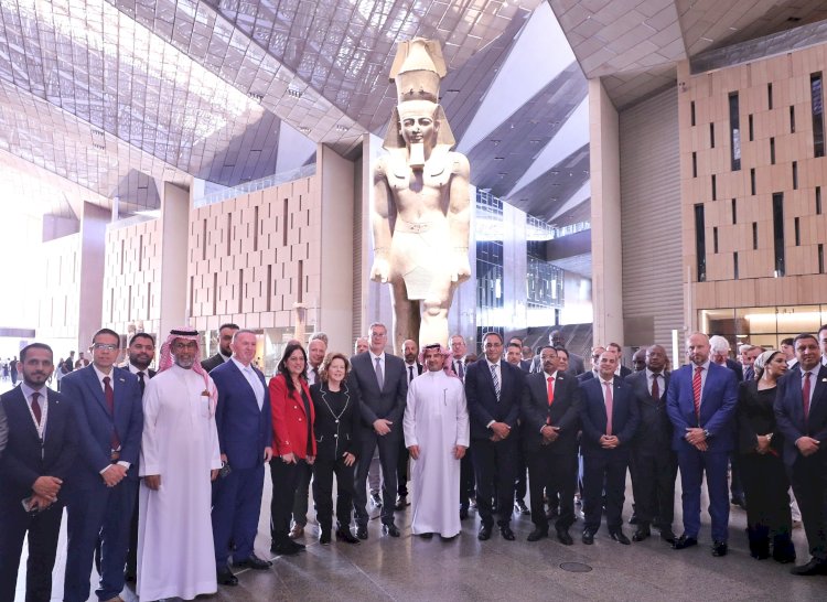 وزير البترول يقود جولة لكبار الضيوف في المتحف المصري الكبير