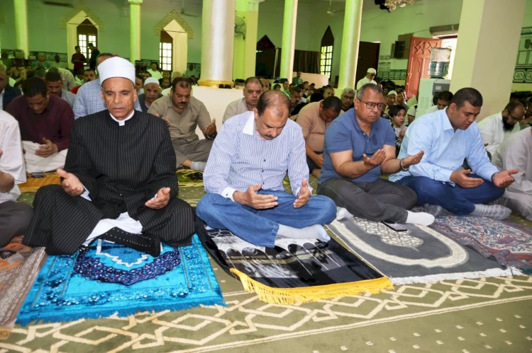 محافظ سوهاج يؤدي صلاة الجمعة بمسجد الشرطة ويلتقي المواطنين عقب الصلاة