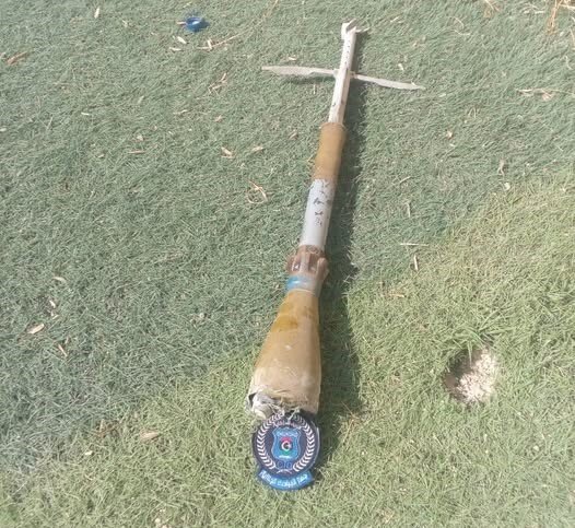 انتشال قذيفة آر بي جي من ملعب كرة قدم في ليبيا