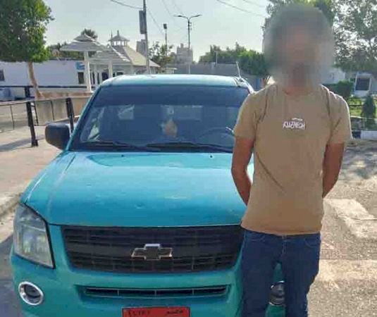 ضبط سائق  قام بالسير عكس الإتجاه ووضع ملصقات على اللوحات بالاسماعيلية