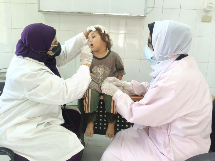 حياة كريمة تقدم خدماتها الطبية لأكثر من 976 مواطنًا بقرية دروة بملوي
