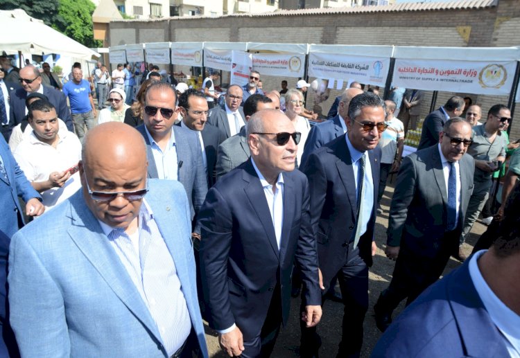 رئيس غرفة القاهرة يشارك في افتتاح سوق اليوم الواحد بمنطقة الجمالية