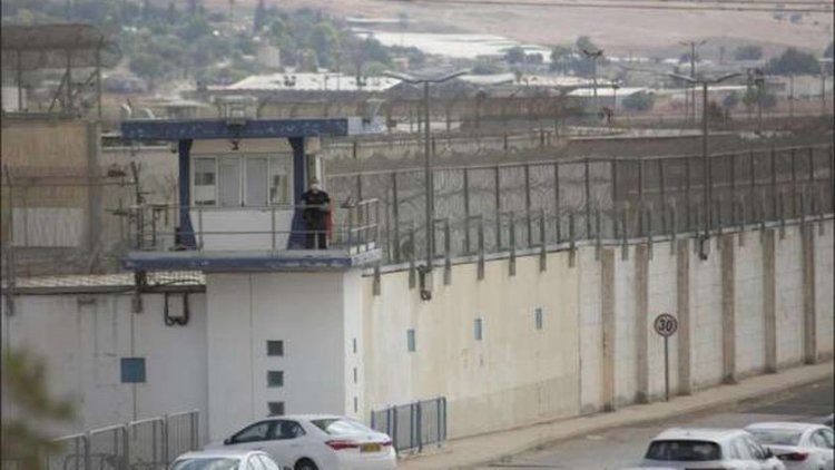 تجويع وتنكيل وتفشي الأمراض بين المعتقلين الفلسطينيين في سجون الاحتلال