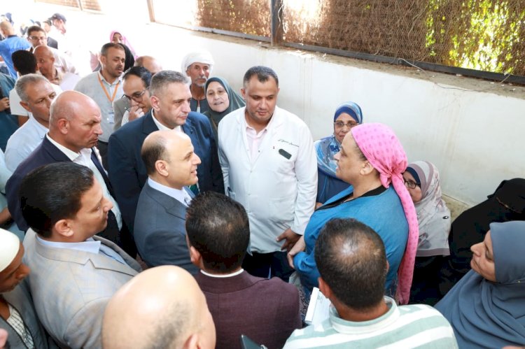 محافظ كفرالشيخ يستمع لشكاوى وطلبات المواطنين خلال زيارته لمركز طب وجراحة العيون