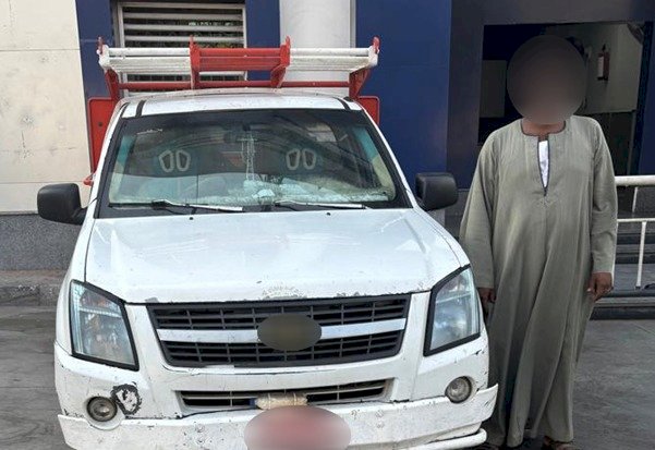 حقيقة فيديو قيام سائق بوضع قدمه على نافذة السيارة بالقاهرة