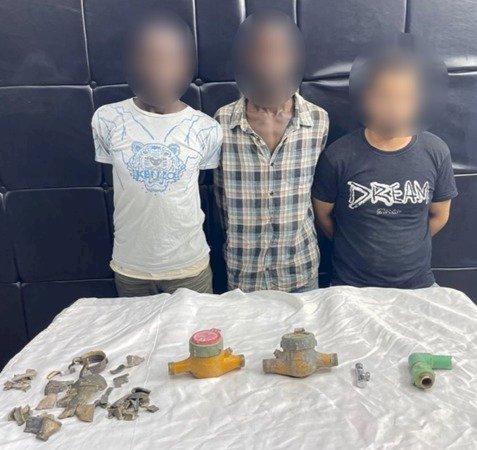 نكشف فيديو سرقة عدادات مياة من مدخل أحد العقارات بالقاهرة