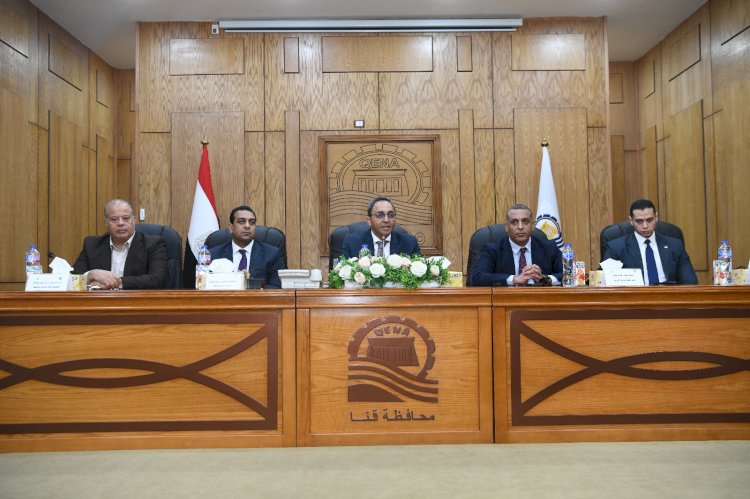 محافظ قنا ورئيس هيئة الرقابة الإدارية يعقدان اجتماعًا موسعًا مع إدارات المراجعة والحوكمة