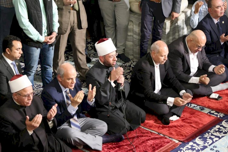 وزير الأوقاف يؤدي صلاة الجمعة بمسجد الإمام الحسين