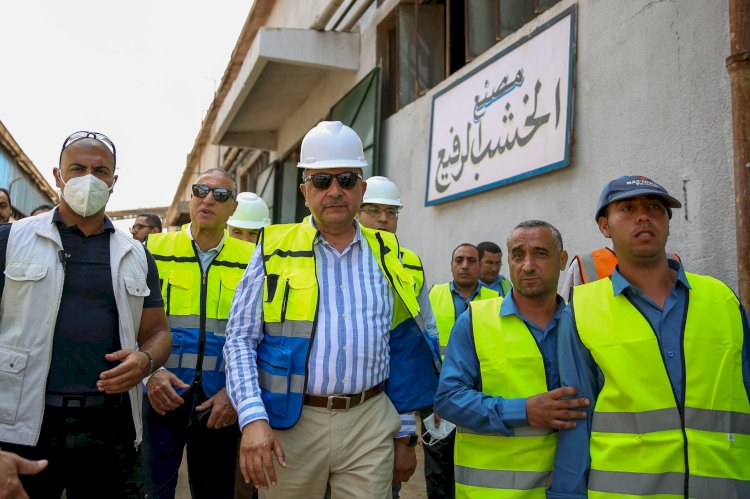 وزير قطاع الأعمال يواصل جولاته ويتفقد مصانع شركة طنطا للكتان والزيوت