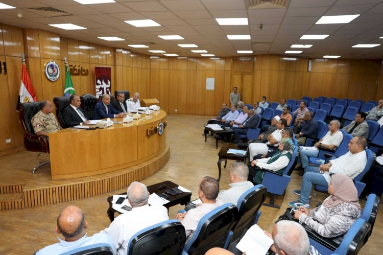 محافظ المنيا يعقد اجتماعًا مع رؤساء المراكز لمتابعة رفع الكفاءة