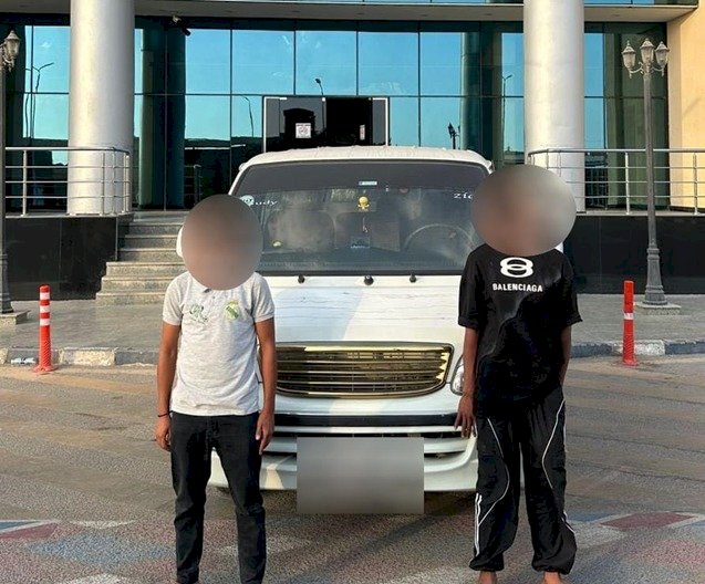 اعرف الحقيقة  لتعاطى  سائقين مادة الحشيش اثناءإستقلالهما السيارة بالجيزة