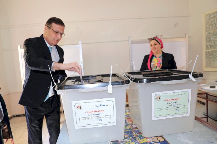 وزير الزراعة يدلي بصوته في انتخابات مجلس الشيوخ بلجنته الانتخابية بالإسكندرية