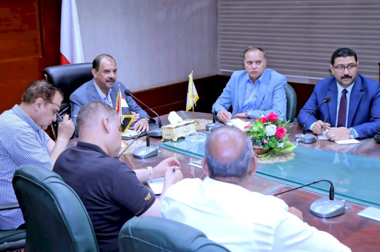 محافظ سوهاج يناقش خطة تطوير مصنع الأعلاف بمشروع إكثار الدواجن