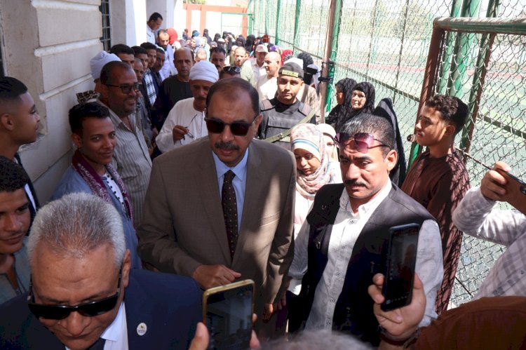 محافظ سوهاج يتفقد لجان انتخابات الشيوخ بطهطا والمراغة