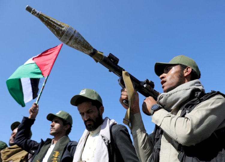 الحوثيون يقصفون مطار بن جوريون