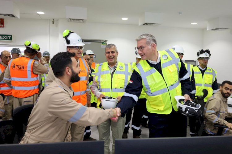 وزير البترول يتفقد بدء تجارب التشغيل لسفينة التغييز إنرجوس فورس بميناء العقبة