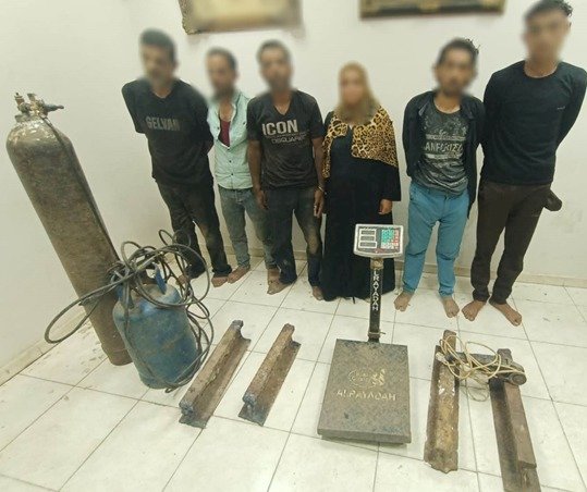اعرف فيديو سرقة قطع حديدية من قضبان السكك الحديدية بالغربية