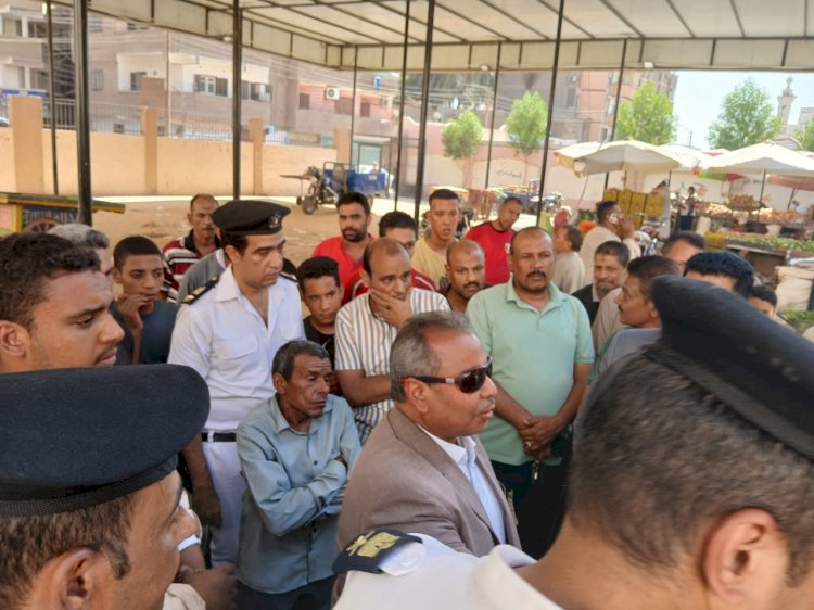 السكرتير المساعد بسوهاج  يقود حملة لرفع الإشغالات بشوارع مدينة ناصر