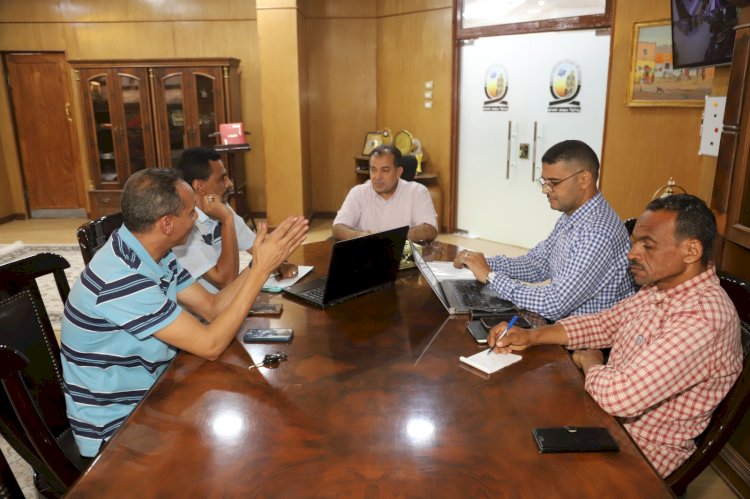 رئيس جامعة جنوب الوادي يناقش الحوكمة الإلكترونية للمشروعات الهندسية بالجامعة