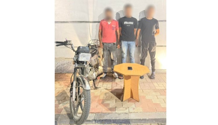 كشف فيديو قيام متهمين  بسرقة هاتف محمول من طفل بالإكراه