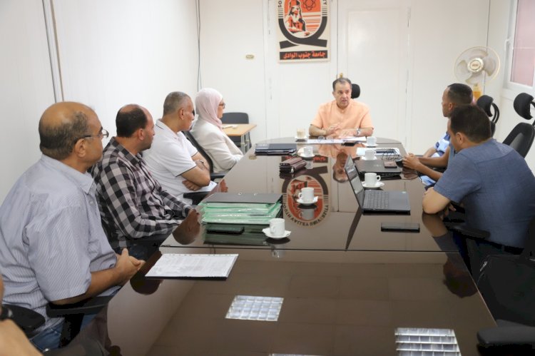 رئيس جامعة جنوب الوادي يناقش الحوكمة الإلكترونية للموارد الذاتية للجامعة