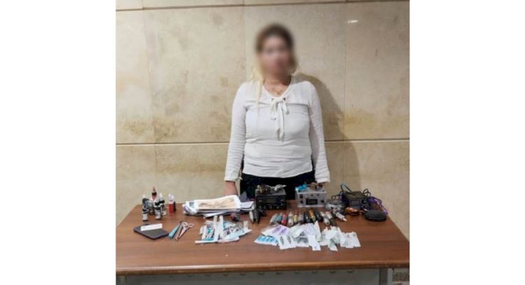 ضبط صانعة محتوى لقيامها برسم أوشام خادشة للحياء علي اجساد السيدات