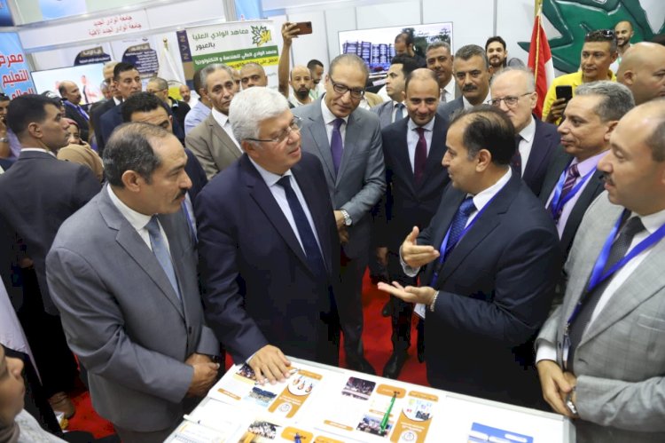 د.أيمن عاشور يتفقد جناح جامعة جنوب الوادي بالدورة التاسعة لمعرض التعليم العالي