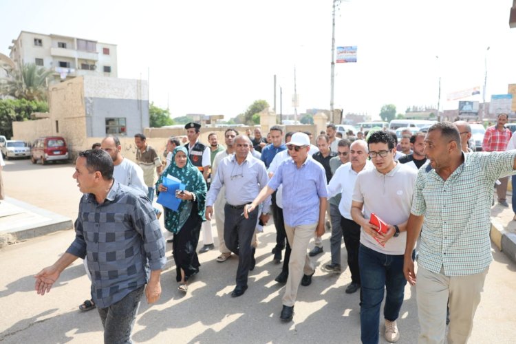 محافظ المنيا يتفقد الموقف الجديد بديرمواس ويدشن منظومة نقل مطورة