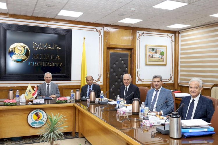 رئيس جامعة المنيا يترأس لجنة اختيار عميد كلية "السياحة والفنادق"