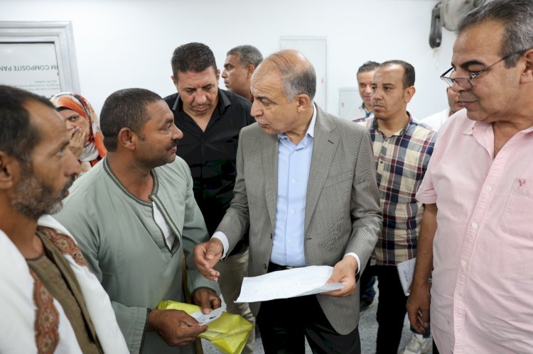 محافظ المنيا يستجيب لمواطن ويوقع له عقد تقنين أراضي أملاك دولة 
