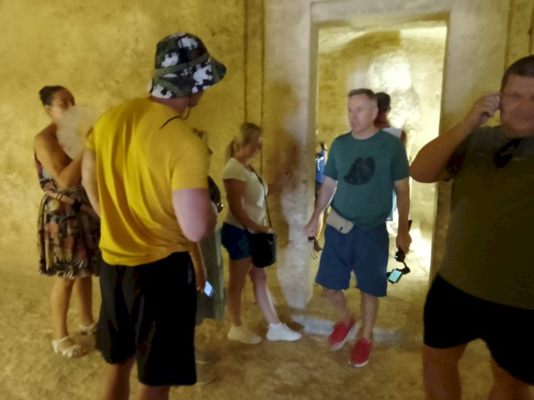 تزامنًا مع بدء الموسم السياحي …وفود ألمانية ومجرية تزور المناطق الأثرية بالمنيا