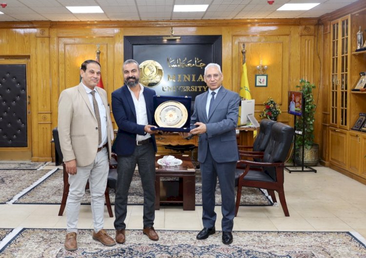 رئيس جامعة المنيا يكرم د.إسلام الريحاني لفوزه بجائزة الدولة التشجيعية في الفنون
