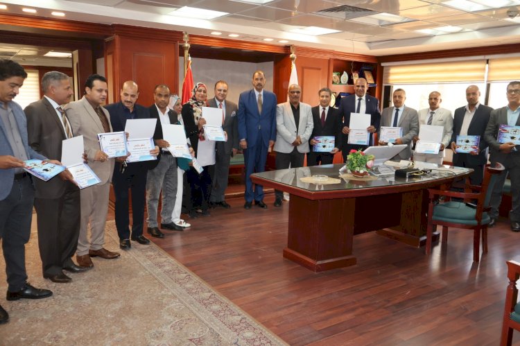 محافظ سوهاج يكرم 15 من المتميزين بمركز التنمية المحلية بسقارة