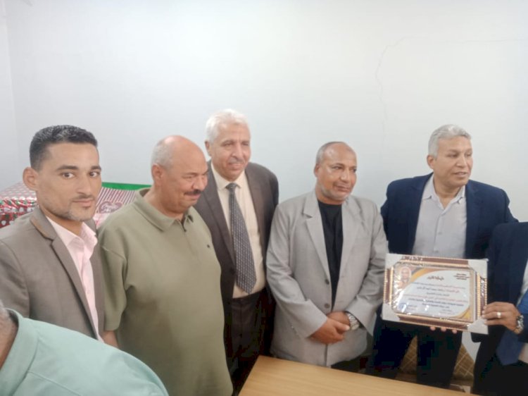 مديرية التنظيم والإدارة بسوهاج تكرم رفعت الرحابى فى يوم الحب والوفاء