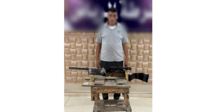 حقيقة فيديو قيام شخص بالإمساك ببندقية صيد مزودة بتلسكوب بكفر الشيخ