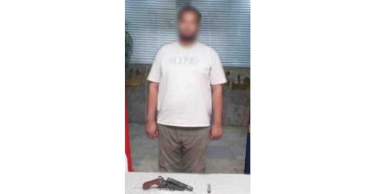 ضبط بلطجي يقوم بفرض سيطرته علي مالكي قطع الاراضي بالتجمع بالقاهرة