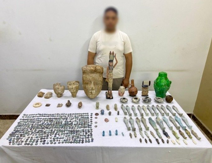 ضبط 577 قطعة أثرية قبل تهريبها بحوزة تاجرأدوات منزلية بالمنيا