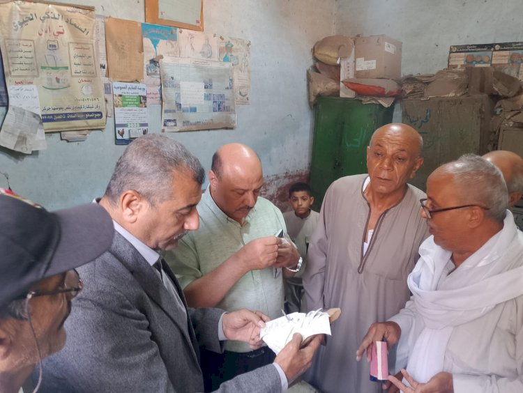 رئيس الإدارة المركزية للتعاون الزراعي يتابع أعمال صرف الأسمدة في جمعيات أسيوط