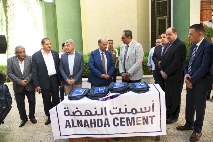 شركة أسمنت النهضة ومحافظ قنا يشهد تسليم 800 حقيبة مدرسية للطلاب الأولى بالرعاية