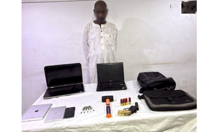 اعرف فيديو  قيام عاطل بكسر زجاج سيارة وسرقة حقيبه من داخلها بالجيزة