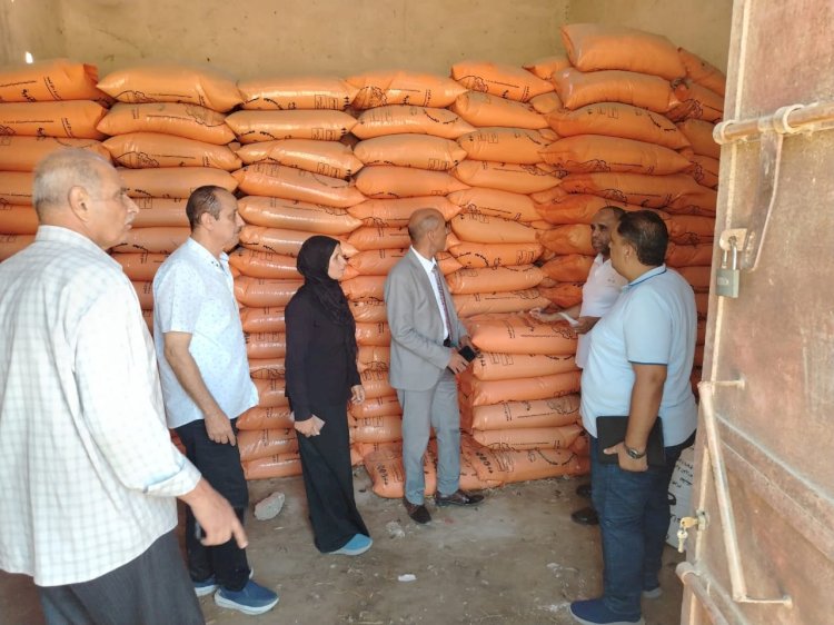 "رئيس شئون المديريات" يتفقد سير العمل وعمليات صرف الأسمدة بجمعيات "الفيوم"