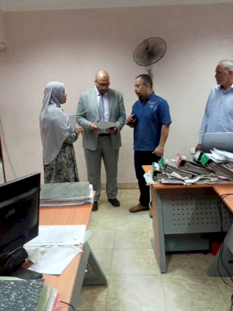 المدير التنفيذي لمستشفيات قنا الجامعية ونائبه يتفقدان إدارة الموارد البشرية