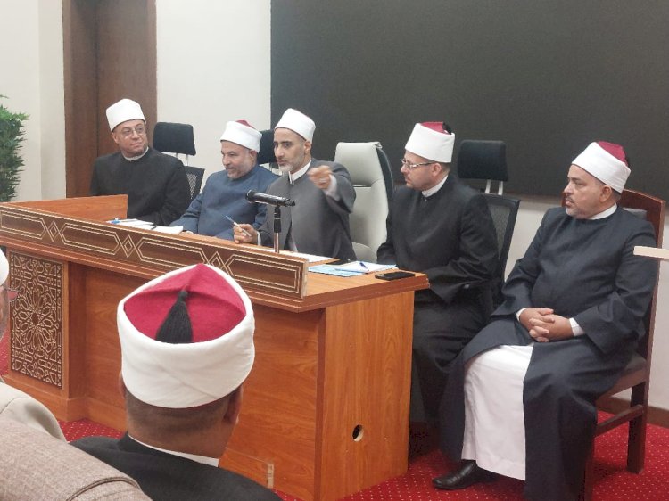 رئيس القطاع الديني يعقد اجتماعًا مع ثلاثة مديريات لبحث الأنشطة الدعوية